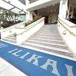Ilikai Apt 308 - Spacious Studio With Stunning Ocean & Harbor Views